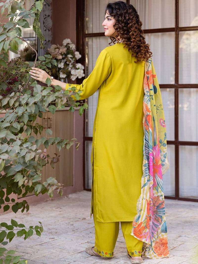 Women Floral Embroidered Regular Thread Work Kurta with Trousers & With Dupatta