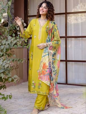 Women Floral Embroidered Regular Thread Work Kurta with Trousers & With Dupatta 5