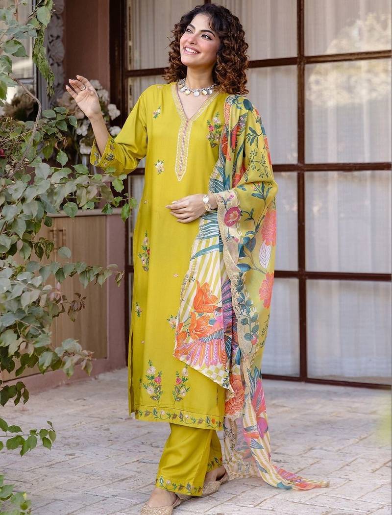 Women Floral Embroidered Regular Thread Work Kurta with Trousers & With Dupatta