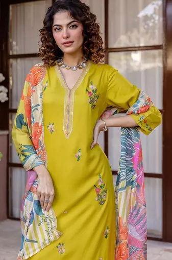 Women Floral Embroidered Regular Thread Work Kurta with Trousers & With Dupatta