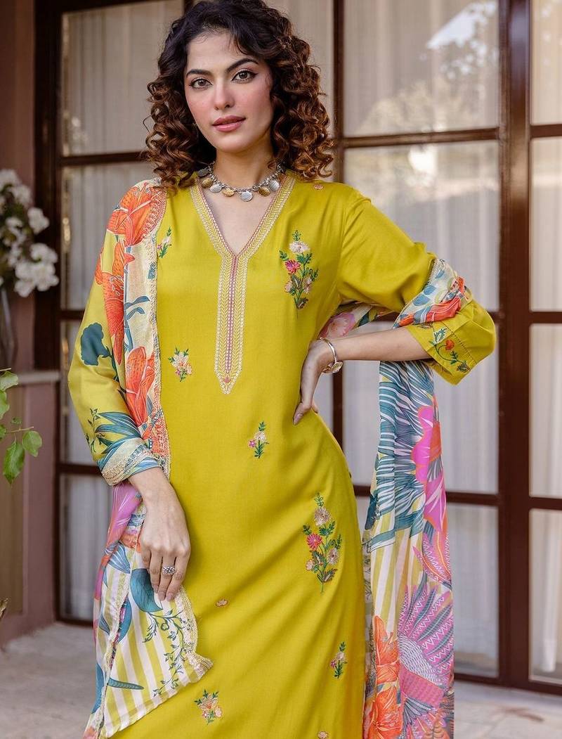 Women Floral Embroidered Regular Thread Work Kurta with Trousers & With Dupatta