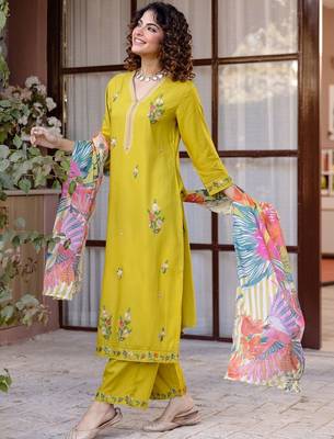 Women Floral Embroidered Regular Thread Work Kurta with Trousers & With Dupatta 7