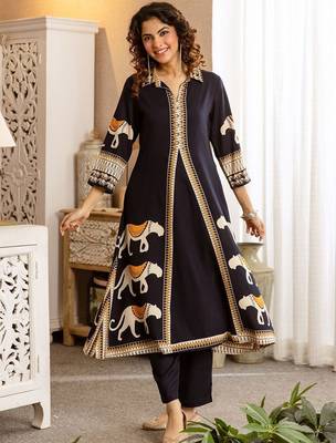 Women Ethnic Motifs Printed Panelled Kurta With Trousers 3