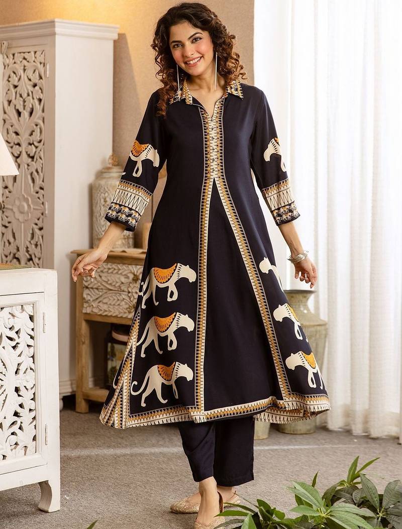 Women Ethnic Motifs Printed Panelled Kurta With Trousers