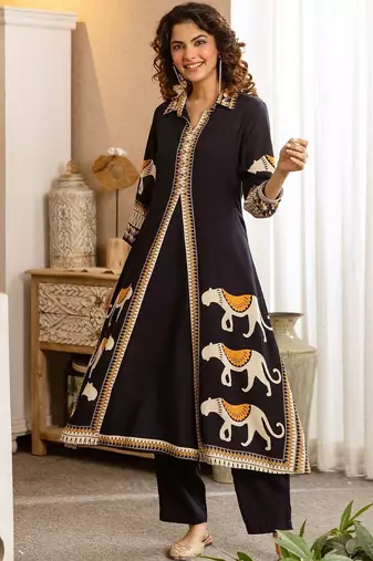 Women Ethnic Motifs Printed Panelled Kurta With Trousers