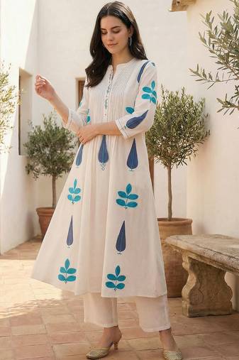 Women Ethnic Motifs Printed Panelled  Cotton Kurta with Trousers