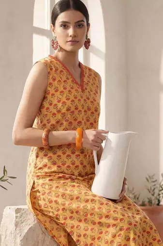 Women Floral Printed Regular Pure Cotton Kurta with Trousers