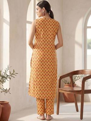 Women Floral Printed Regular Pure Cotton Kurta with Trousers 4