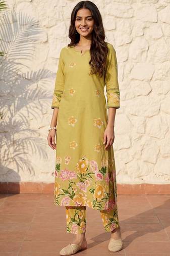 Women Floral Printed Regular  Cotton Kurta with Trousers