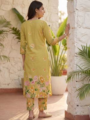 Women Floral Printed Regular Pure Cotton Kurta with Trousers 4