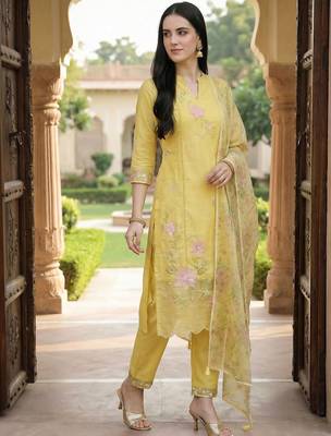 Women Floral Embroidered Regular Thread Work Kurta with Trousers & With Dupatta 2