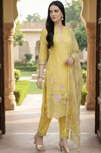Women Floral Embroidered Regular Thread Work Kurta with Trousers & With Dupatta