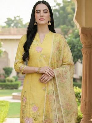 Women Floral Embroidered Regular Thread Work Kurta with Trousers & With Dupatta 4