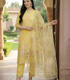 Women Floral Embroidered Regular Thread Work Kurta with Trousers & With Dupatta