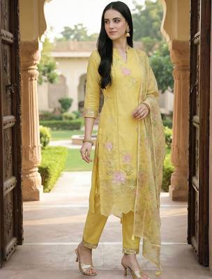 Women Floral Embroidered Regular Thread Work Kurta with Trousers & With Dupatta 2