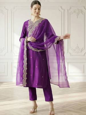 Women Floral Embroidered Regular Thread Work Liva Kurta with Trousers & With Dupatta 2