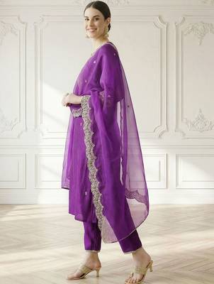 Women Floral Embroidered Regular Thread Work Liva Kurta with Trousers & With Dupatta 3