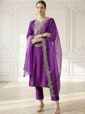 Women Floral Embroidered Regular Thread Work Liva Kurta with Trousers & With Dupatta 4