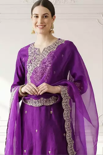 Women Floral Embroidered Regular Thread Work Liva Kurta with Trousers & With Dupatta