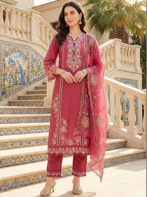 Women Floral Embroidered Regular Thread Work Kurta with Trousers & With Dupatta 1