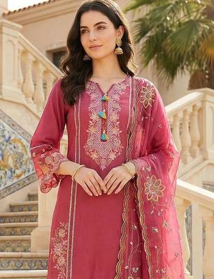 Women Floral Embroidered Regular Thread Work Kurta with Trousers & With Dupatta 2