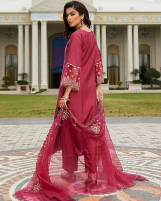 Women Floral Embroidered Regular Thread Work Kurta with Trousers & With Dupatta 6