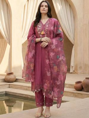 Women Floral Embroidered Regular Thread Work Kurta with Trousers & With Dupatta 1