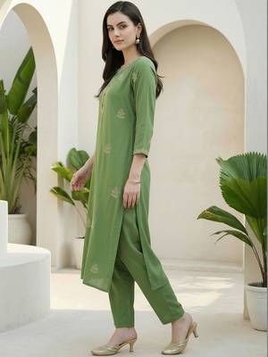 Women Floral Embroidered Regular Thread Work Kurta with Trousers 3
