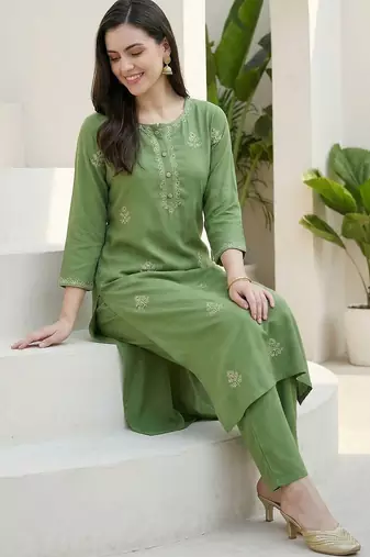 Women Floral Embroidered Regular Thread Work Kurta with Trousers