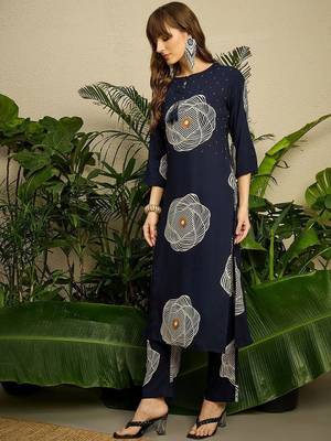 Women Printed Regular Kurta with Trousers 3