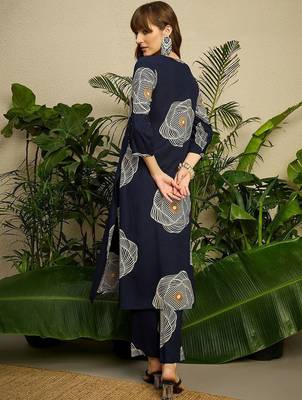 Women Printed Regular Kurta with Trousers 4