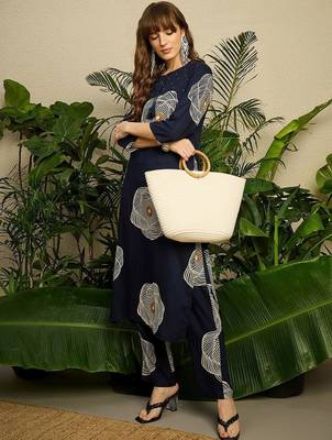 Women Printed Regular Kurta with Trousers 5