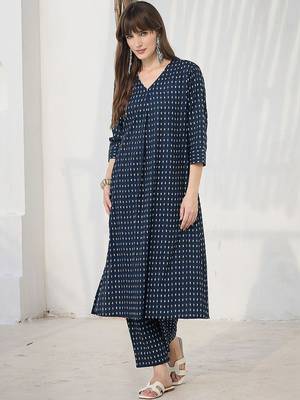 Women Printed Regular Pure Cotton Kurta with Trousers 6