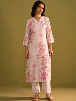 Women Floral Printed Regular Kurta with Trousers 1