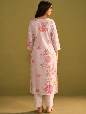 Women Floral Printed Regular Kurta with Trousers 4