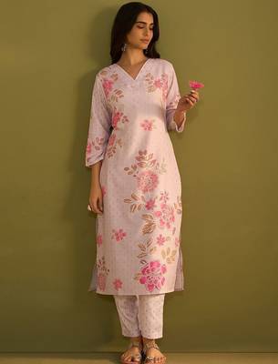 Women Floral Printed Regular Kurta with Trousers 5