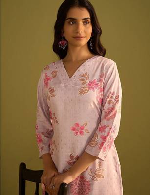 Women Floral Printed Regular Kurta with Trousers 6