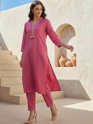 Women Regular Thread Work Kurta with Trousers 1