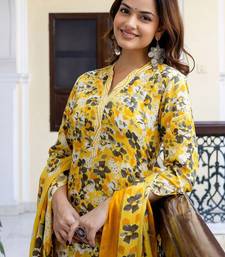 Floral Printed Mandarin Collar Pure Cotton Kurta With Trousers & Dupatta
