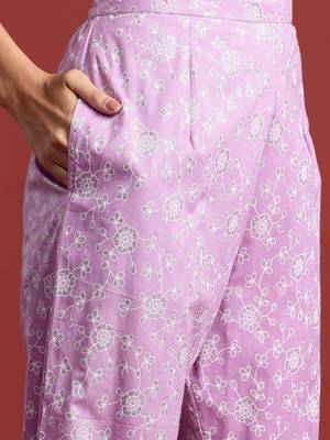 Women Floral Printed Empire Gotta Patti Pure Cotton Kurta with Trousers 3