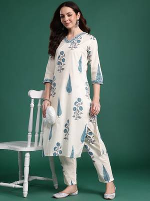 Floral Printed Regular Kurta with Trousers 1