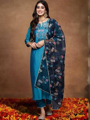 Women Floral Embroidered Regular Thread Work Kurta with Trousers & With Dupatta 1