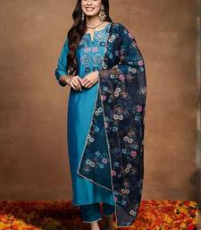 Women Floral Embroidered Regular Thread Work Kurta with Trousers & With Dupatta