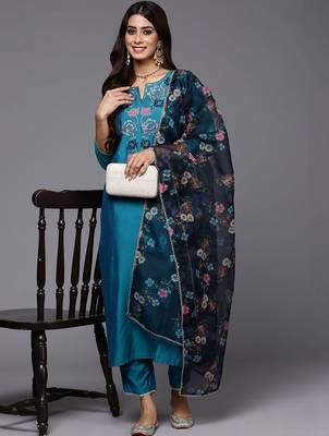 Women Floral Embroidered Regular Thread Work Kurta with Trousers & With Dupatta 2