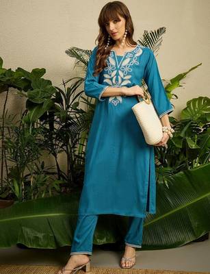 Women Ethnic Motifs Embroidered Thread Work Straight Kurta With Trousers 1