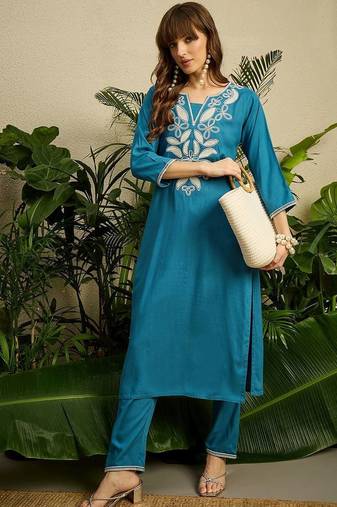 Women Ethnic Motifs Embroidered Thread Work Straight Kurta With Trousers