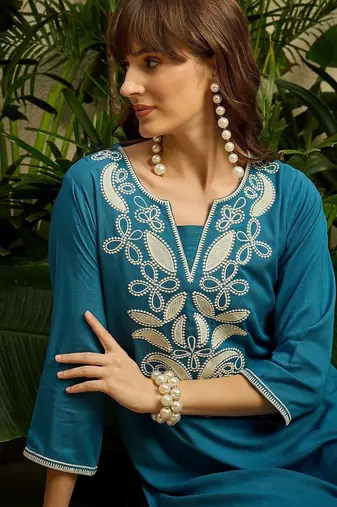 Women Ethnic Motifs Embroidered Thread Work Straight Kurta With Trousers