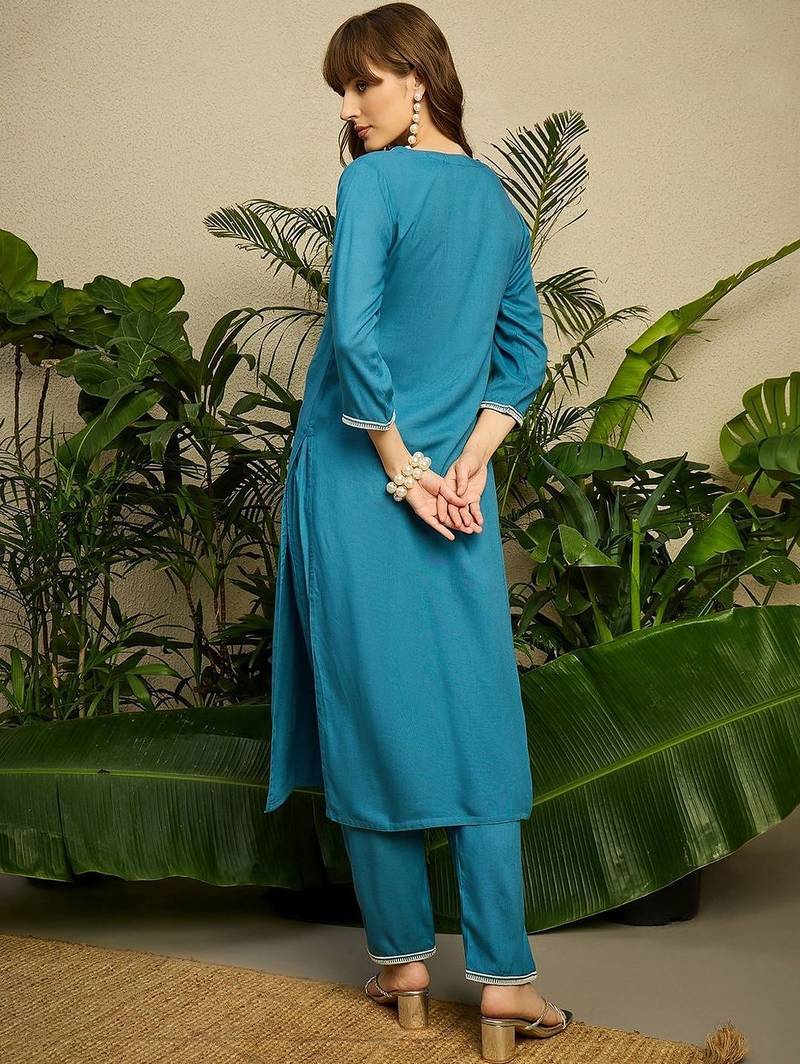 Women Ethnic Motifs Embroidered Thread Work Straight Kurta With Trousers