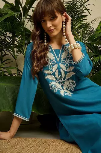 Women Ethnic Motifs Embroidered Thread Work Straight Kurta With Trousers
