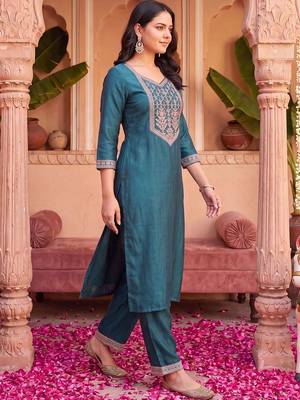 Women Ethnic Motifs Embroidered Regular Thread Work Liva Kurta with Trousers 1